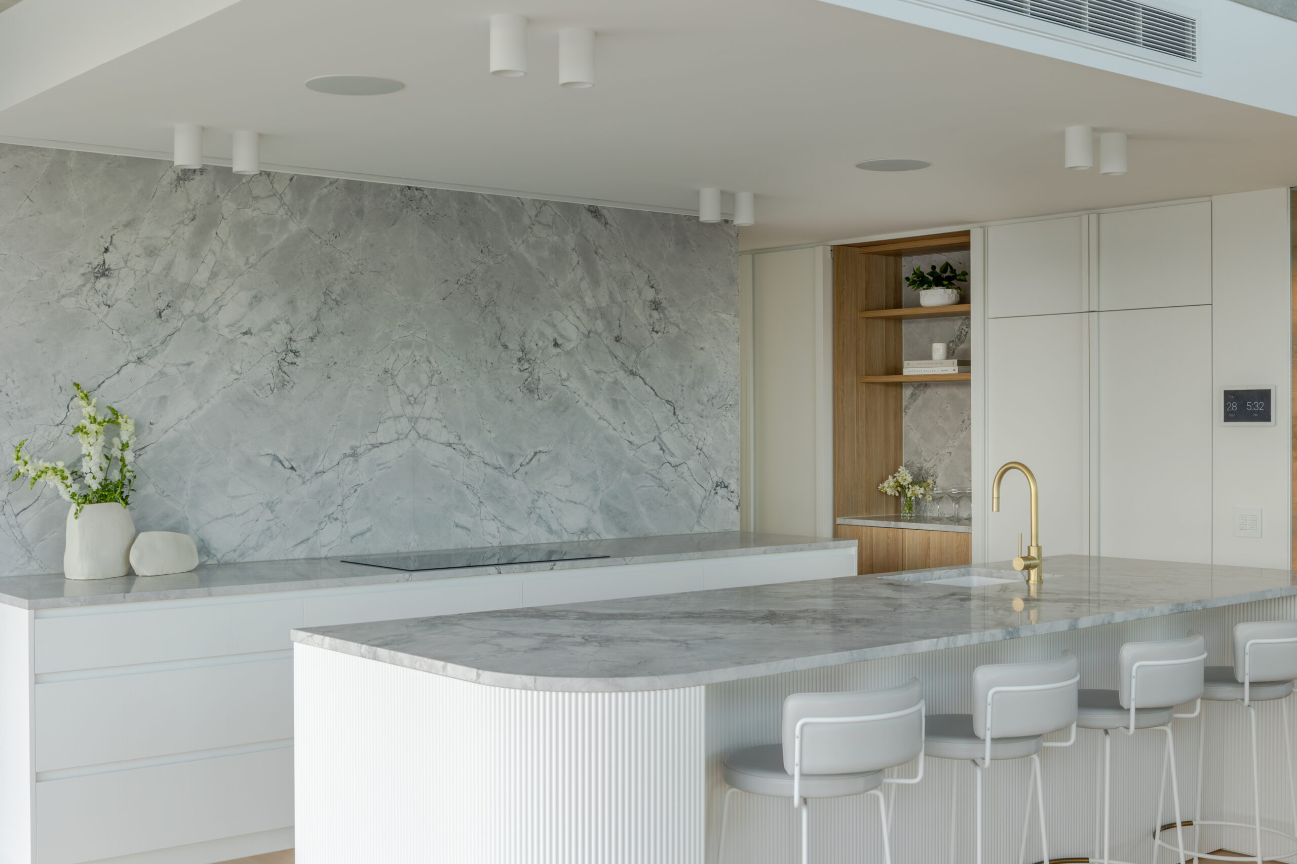 Mermaid, Noosa – Superwhite Dolomite and Arabescato Marble interior, image 3 of 9