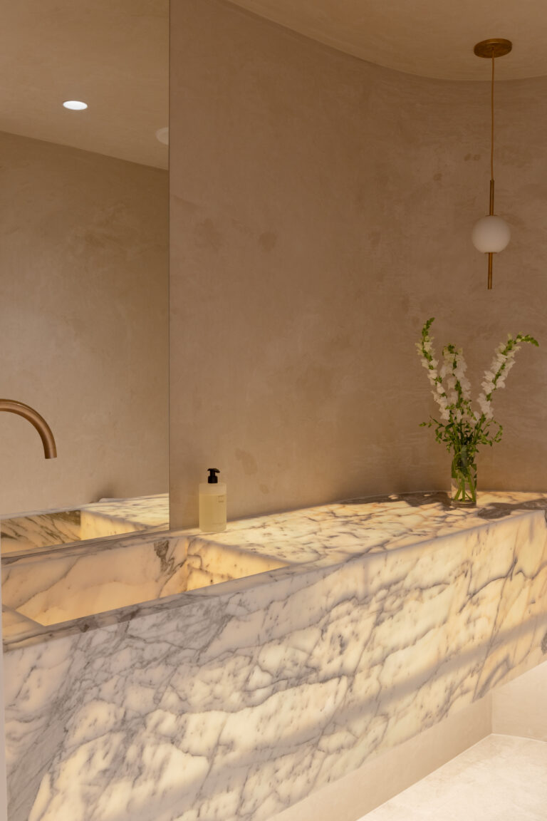 Mermaid, Noosa – Superwhite Dolomite and Arabescato Marble interior, image 4 of 9