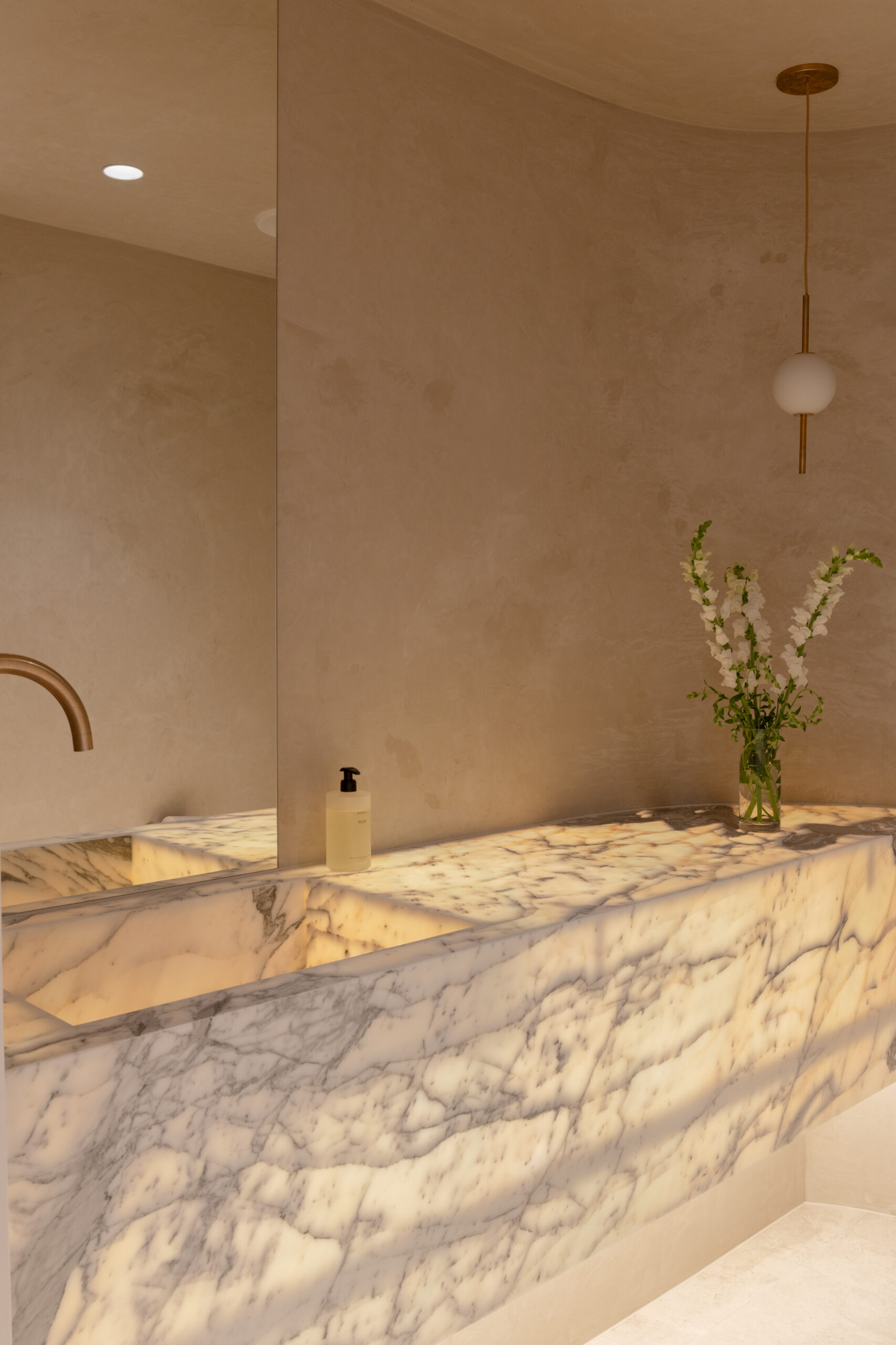Mermaid, Noosa – Superwhite Dolomite and Arabescato Marble interior, image 4 of 9