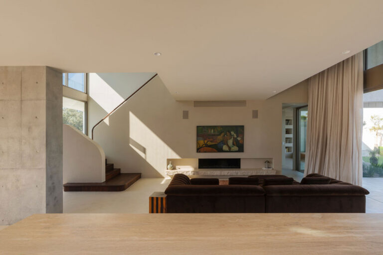 49 Pacific Blvd, Buddina – Vein Cut Travertine and Rosso Travertine interior, image 15 of 24