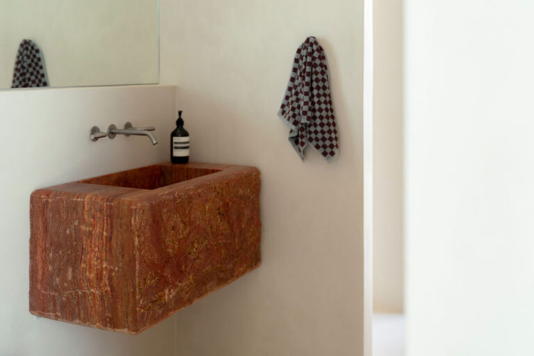49 Pacific Blvd, Buddina – Vein Cut Travertine and Rosso Travertine interior, image 17 of 24