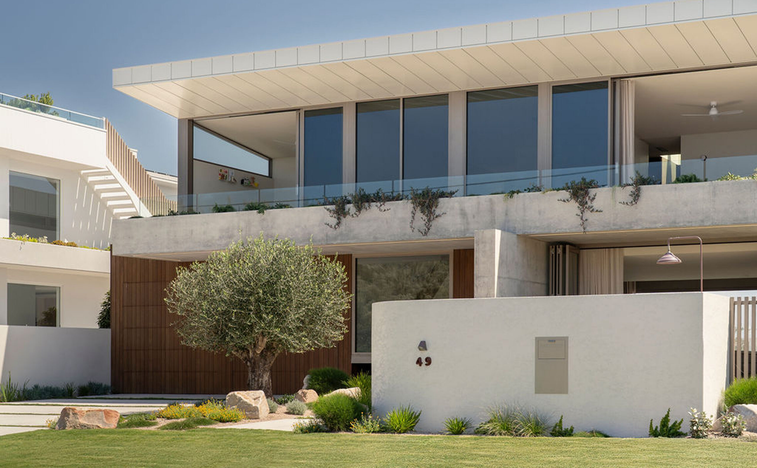 49 Pacific Blvd, Buddina – Vein Cut Travertine and Rosso Travertine interior, image 1 of 24