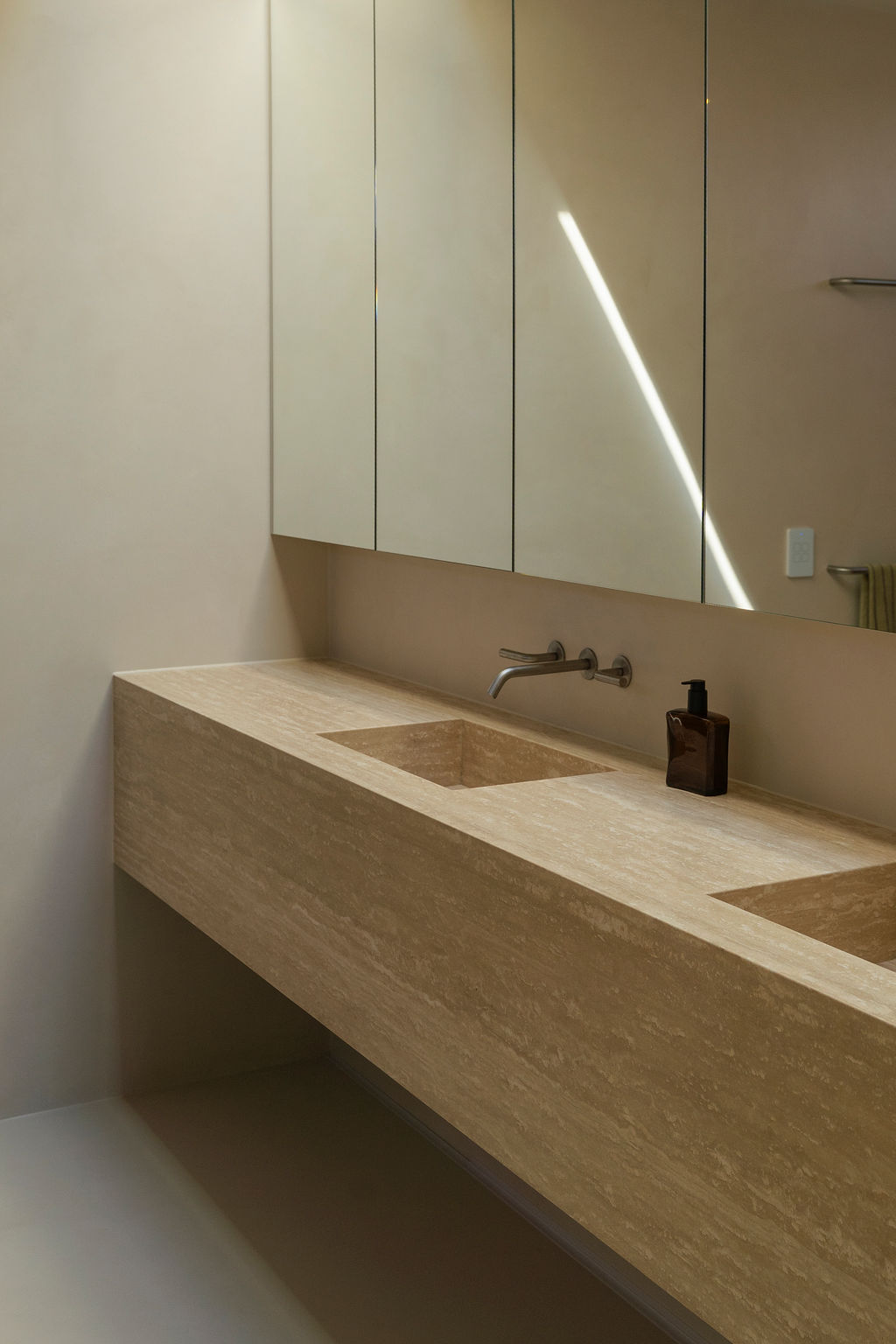 49 Pacific Blvd, Buddina – Vein Cut Travertine and Rosso Travertine interior, image 21 of 24